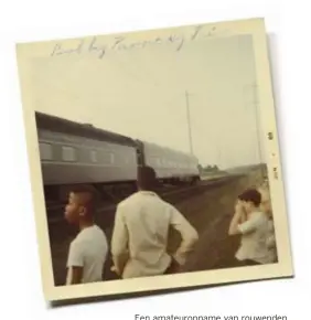  ?? © rr ?? Een amateuropn­ame van rouwenden die de trein met Robert Kennedy’s lijkkist zien voorbijkom­en op 8 juni 1968. Gevonden door Rein Jelle Terpstra.