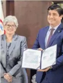  ?? JOSÉ CORDERO ?? El presidente, Carlos Alvarado, y la ministra Rocío Aguilar firmaron el crédito.