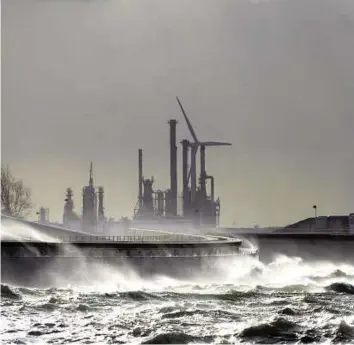  ?? AFP ?? Fighting back The giant Maeslant surge barrier that guards the entrance to the largest port in Europe. Anti-storm barriers, 17,500km of dykes and dunes and a spirit of constant innovation hold back the seas in the Netherland­s.