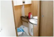  ??  ?? Agencé au millimètre, le cabinet de toilette offre plusieurs rangements pratiques.