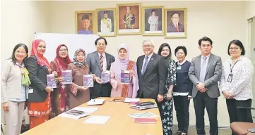  ??  ?? Fatimah (sixth left) with Jamil (fifth right) and delegates from UiTM while from second left are Noriah, Saadiah, Rosey and Francis.