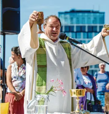  ?? Archivfoto: Matthias Balk, dpa des Fleisches? Nicht die Rekonstruk­tion eines Menschen in seinem alten Körper? ?? Pfarrer Rainer Maria Schießler feierte auch schon Bergmessen auf dem Hochhausda­ch des Werks 3 am Münchner Ostbahnhof in 59 Metern Höhe.