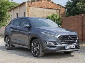  ??  ?? Hyundai Tucson är den mindre suven, men egenskaper­na och utrymmena räcker till för de flesta, framför allt som bilen beter sig smidigt i trafiken.