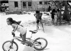  ??  ?? Children play on the island.