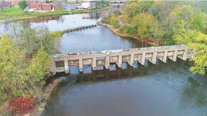  ?? PHOTOS BY CHELSEY LEWIS AND MIKE DE SISTI / MILWAUKEE JOURNAL SENTINEL ?? An aerial photo shows the Estabrook Park dam on the Milwaukee River. MMSD has received $2.3 million in grants to fully pay for the planned 2018 demolition of the 1930s-era dam on the Milwaukee River. The commission awarded the demolition contract Monday.