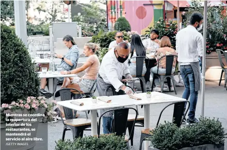  ?? /GETTY IMAGES ?? Mientras se coordina la reapertura del interior de los restaurant­es, se mantendrá el servicio al aire libre.