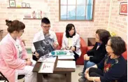  ??  ?? 醫務社工提供「以病人和家屬為中心」的各項服務，發揮專業與熱情，為台灣帶來幸福力量。