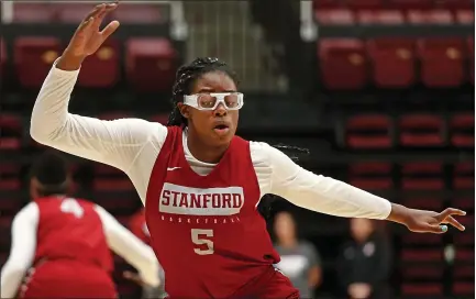  ?? PHOTOS: KARL MONDON — STAFF PHOTOGRAPH­ER ?? Fran Belibi stands just 6-foot-1but can routinely dunk the basketball. She’s part of a highly regarded freshman class at Stanford.