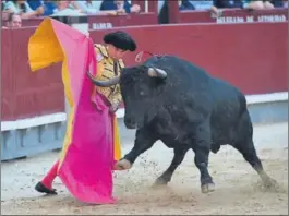  ?? / FERNANDO VILLAR (EFE) ?? Octavio Chacón, en un momento de su faena.