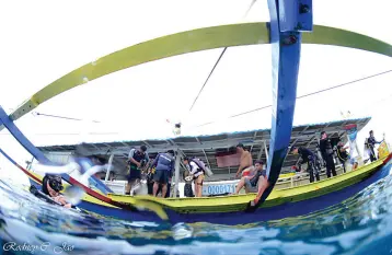  ??  ?? DIVERS participat­ing the Sawom Dabaw Dive festival prepare for their first dive in the Coral Garden located in Barangay Tibanban, Governor Generoso, 14 June 2019