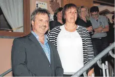  ?? SZ-FOTO: KURT EFINGER ?? Ortsvorste­her Alfons Köhler und seine Frau Monika freuten sich über das Ständchen des Musikverei­ns Dächingen.