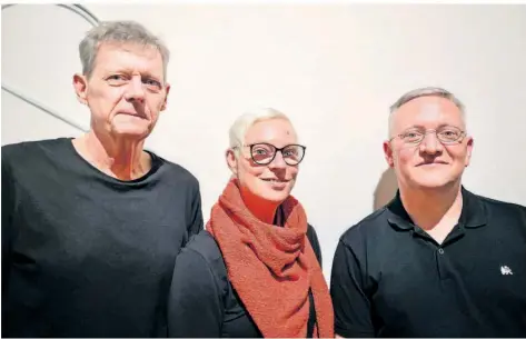  ?? FOTO: DINGLER ?? E-Bass, Theremin, Seifenblas­en und skurrile Texte: Thomas Trittelvit­z (links), Meike Degand und Mark Heydrich boten Kurzweil im Künstlerha­us.