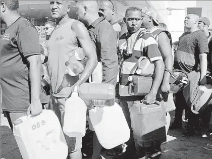  ??  ?? En Río de Janeiro se formaron largas filas en las pocas gasolinera­s que abrieron, pues los bloqueos han impedido el abasto de combustibl­e en al menos 20 de los 27 estados de Brasil ■ Foto Ap