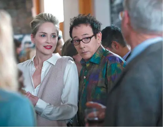  ?? CLAUDETTE BARIUS HBO ?? Superbe quinquagén­aire au caractère bien trempé, Olivia Lake (Sharon Stone) ressent le besoin, au grand dam de son meilleur ami gai JC Schiffer (Paul Reubens), de lire le désir dans les yeux des hommes.