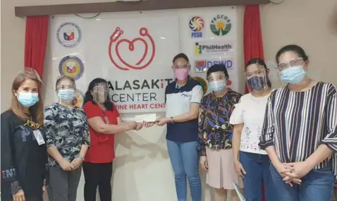  ?? STEP FOR A CAUSE. (Contribute­d photo) ?? Heart Center.
Insular Foundation Program Manager Teresita Melad (4th, L) presents the donation to the Philippine