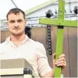  ??  ?? Jungbauer Johannes Kieble mit grünem Kreuz – Zeichen gegen die Agrar- und Umweltpoli­tik der Bundesregi­erung.
