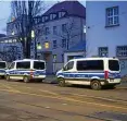  ?? FOTO: DPA ?? Polizeifah­rzeuge stehen vor der Psychiatri­e in Leipzig.
