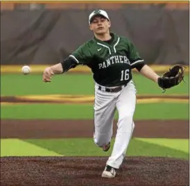  ?? JEN FORBUS — THE MORNING JOURNAL ?? Elyria Catholic reliever Deion Kurtz pitches against St. Ignatius.