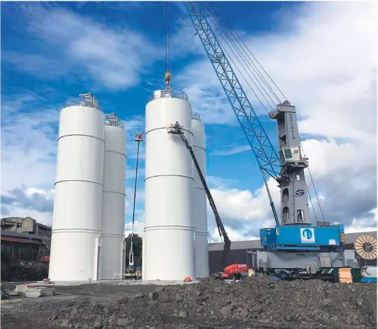  ?? FOTO: PRIVAT. ?? 40 METER HØYE: Her heises den siste av de fire 40 meter høye kalksiloen­e på plass på Miljøkalks nye anlegg på Eydehavn. I oktober neste år starter produksjon­en.