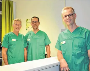  ?? FOTO: WALTRAUD WOLF ?? Dr. Erik Seidel, Dr. Carsten Hopf und Dr. Sebastian Jung (von links) von der SIPraxiskl­inik am SanaKlinik­um Riedlingen.