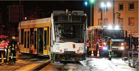  ?? Fotos: Silvio Wyszengrad ?? Ein Lastwagen rammte die Straßenbah­n der Linie 1 an der Gögginger Brücke. Sie wurde durch den Aufprall um mehrere Meter auf die Seite versetzt. Die Feuerwehr schleppte die Tram von der Brücke und zog den Wagen mit Stahlseile­n wieder auf das Gleis.