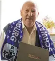  ?? Foto: Peter Heider ?? Auch mit 90 Jahren ist Richard Deller noch ein großer Fan des TSV 1847 Schwaben Augsburg.