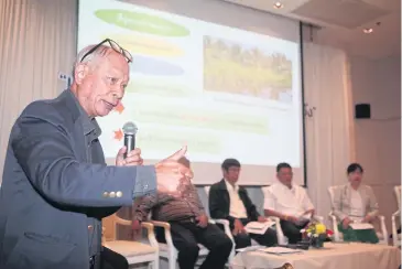  ?? APICHART JINAKUL ?? A speaker makes his point at a forum attended by the Thai Agricultur­al Innovation Trade Associatio­n, which has threatened to go to the Administra­tive Court if the three farm chemicals are banned.