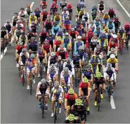  ??  ?? BELOW Cyclists know they expend less energy in a large group of cyclists, but how much less?