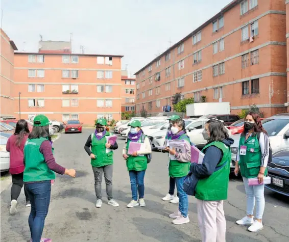  ?? DANIEL HIDALGO ?? En la colonia Agrícola Oriental estas trabajador­as sociales entregaron trípticos sobre los diferetnes tipos de violencia