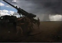  ?? TYLER HICKS — THE NEW YORK TIMES ?? Ukrainian soldiers reload a CAESAR self-propelled howitzer donated by France after firing on a Russian position in the Donetsk region of eastern Ukraine on June 24, 2022.