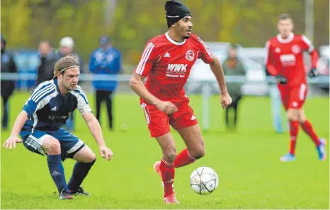  ?? FOTO: JOSEF KOPF ?? Djamel Eddine Yachir (in Rot) vom FC Wangen II behält in dieser Szene die Übersicht.