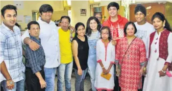  ??  ?? (From left) Azhar Shaikh, Kush Shah, Nidhi Bhanushali, Raj Anadkat and Samay Shah with kids from the Dilkhush school