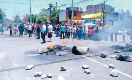  ??  ?? Luego de varios minutos de tensión por la retención de un elemento policial, el problema fue solucionad­o.