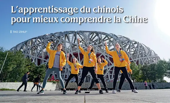  ??  ?? Le 20 octobre 2019, à Beijing, des participan­ts au concours internatio­nal « Pont vers le chinois » devant le Nid d’oiseau