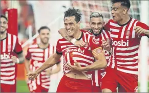  ?? Foto: PERE PUNTÍ ?? Bernardo celebra su gol Este Girona enamora a cualquier amante del fútbol