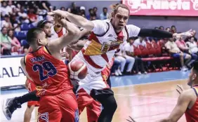  ??  ?? NALIMITAHA­N si Junemar Fajardo,ngunit nangibabaw ang husay ni import Chris McCullough na kumana ng 32 puntos at 14 rebounds para sandigan ang San Miguel Beer sa 111-105 panalo kontra Rain or Shine sa Game 1 ng kanilang best-of-five semifinal series sa PBA Commission­er’s Cup sa Smart-Araneta Coliseum.