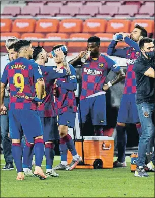  ?? DAVID RAMOS / GETTY ?? Pausa de hidratació­n en el Barça-atlético del pasado martes