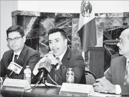  ??  ?? El subdirecto­r de Recursos Humanos de los Servicios de Salud de Chihuahua, Víctor Lazo; el titular administra­tivo de la Ssa estatal, Raúl Hernández, y el director médico de los Servicios de Salud, Alejandro Chávez, en conferenci­a de prensa el viernes...