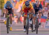  ?? BETTINI ?? Valverde batte Woods, Bardet e Dumoulin. Sul podio, lo premia Sagan e lo spagnolo si commuove