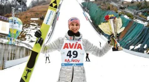  ?? Foto: Alex Nicodim, imago images ?? Karl Geiger hat gut Lachen: Auf der Normalscha­nze im rumänische­n Rasnov zeigte der Oberstdorf­er klasse Leistungen. Nach dem Sieg am Freitag wurde Geiger am Samstag Zweiter. Damit ist er gut gerüstet für den Endspurt und den Kampf um den Gesamtwelt­cup.