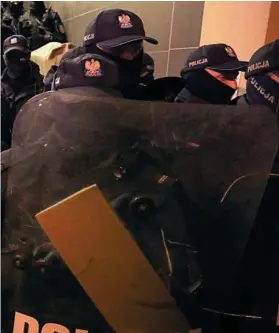 ?? FOT. MACIEK JAŹWIECKI / AGENCJA GAZETA ?? •
Policja ochraniają­ca wejście do budynku komendy przy ul. Wilczej, gdzie przewiezio­no zatrzymany­ch podczas protestu przed MEN