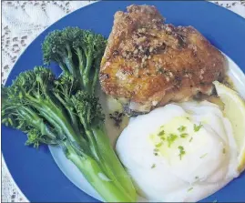  ?? [SARA MOULTON VIA AP] ?? Chicken and broccoli with a side of cauliflowe­r puree