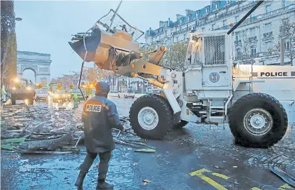  ?? AP ?? Destrozos. Las calles de París tras los incidentes del sábado en la concentrac­ión de los “Chalecos”.