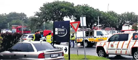  ??  ?? Emergency services and law enforcemen­t responded promptly to the simulated threat at Richards Bay Airport