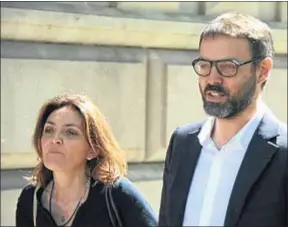  ?? POL SOLÀ / ACN ?? Nuevo look: Manel Prat con barba y gafas entrando en la Audiencia