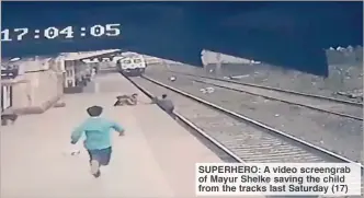  ??  ?? SUPERHERO: A video screengrab of Mayur Shelke saving the child from the tracks last Saturday (17)