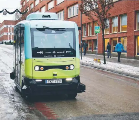  ?? FOTO: JONAS CARLSSON ?? PREMIÄR. Nu finns de självköran­de bussarna för första gången i allmän trafik.