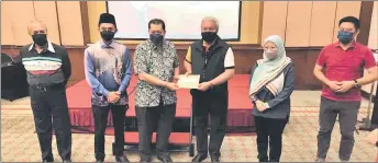  ?? ?? Awang qengah Ethird right) hands over the MoP grant to Miri oesident Abdul Aziz Mohd vusufI who represents Miri aivision fslamic Activities Permanent Committeek