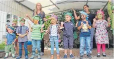  ??  ?? Liebenswer­te Dinos: die Kinder des Montessori-Kinderhaus­es tanzen auf der Bühne.