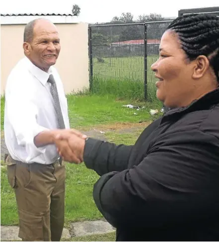  ?? Picture: DESMOND COETZEE ?? WELCOME BACK: Former Breidbach Secondary teacher, Derrick Rickets, is one of the ‘new’ teachers filling up one of the vacant posts at the school. Here he is welcomed by community member Lorraine Peters last week